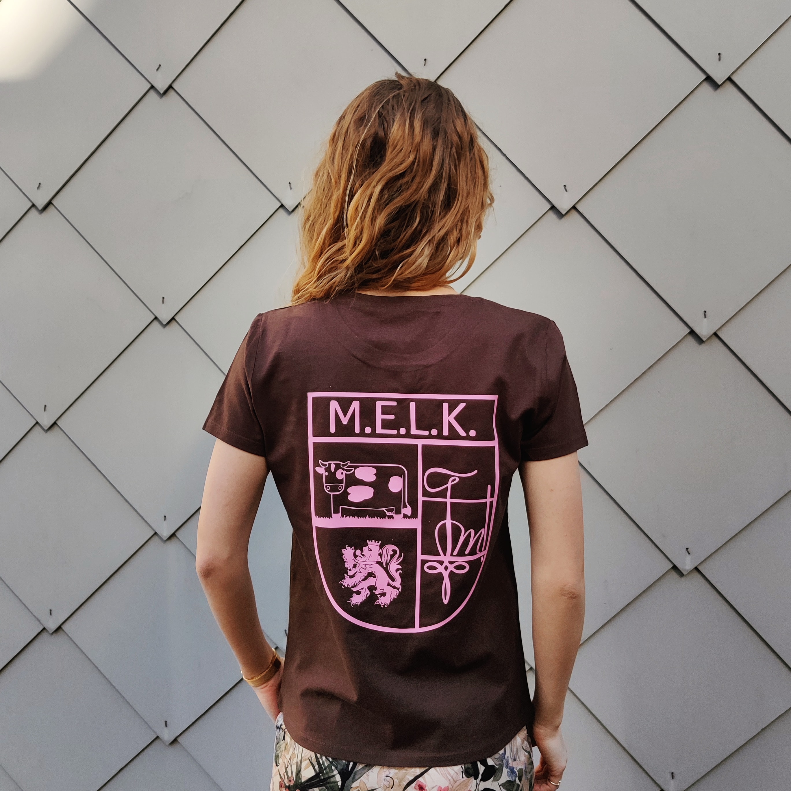 T-shirt studentenclub M.E.L.K. merchandise vrouwen rugpand