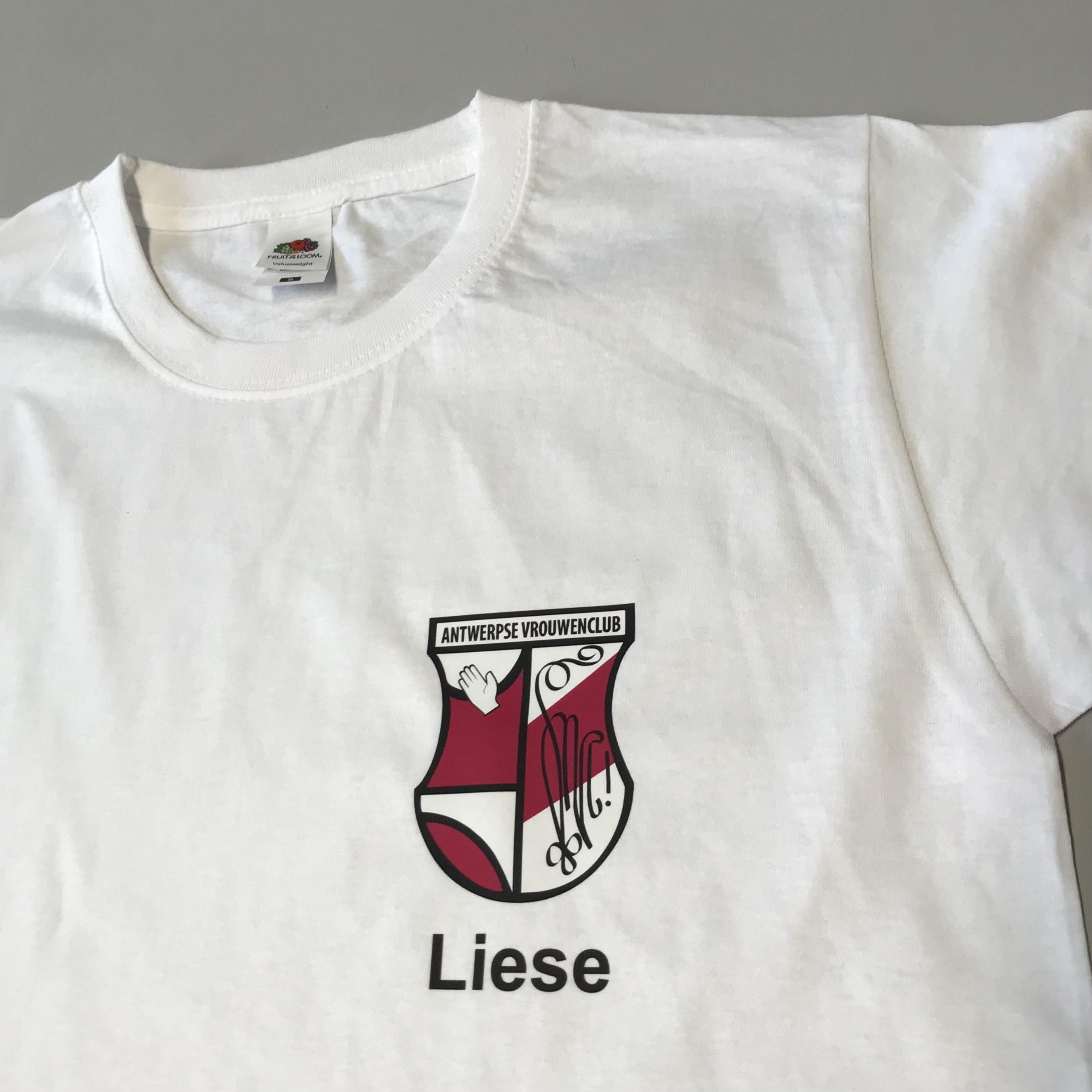 bedrukken van schild op borst van een tshirt Antwerpse vrouwenclub