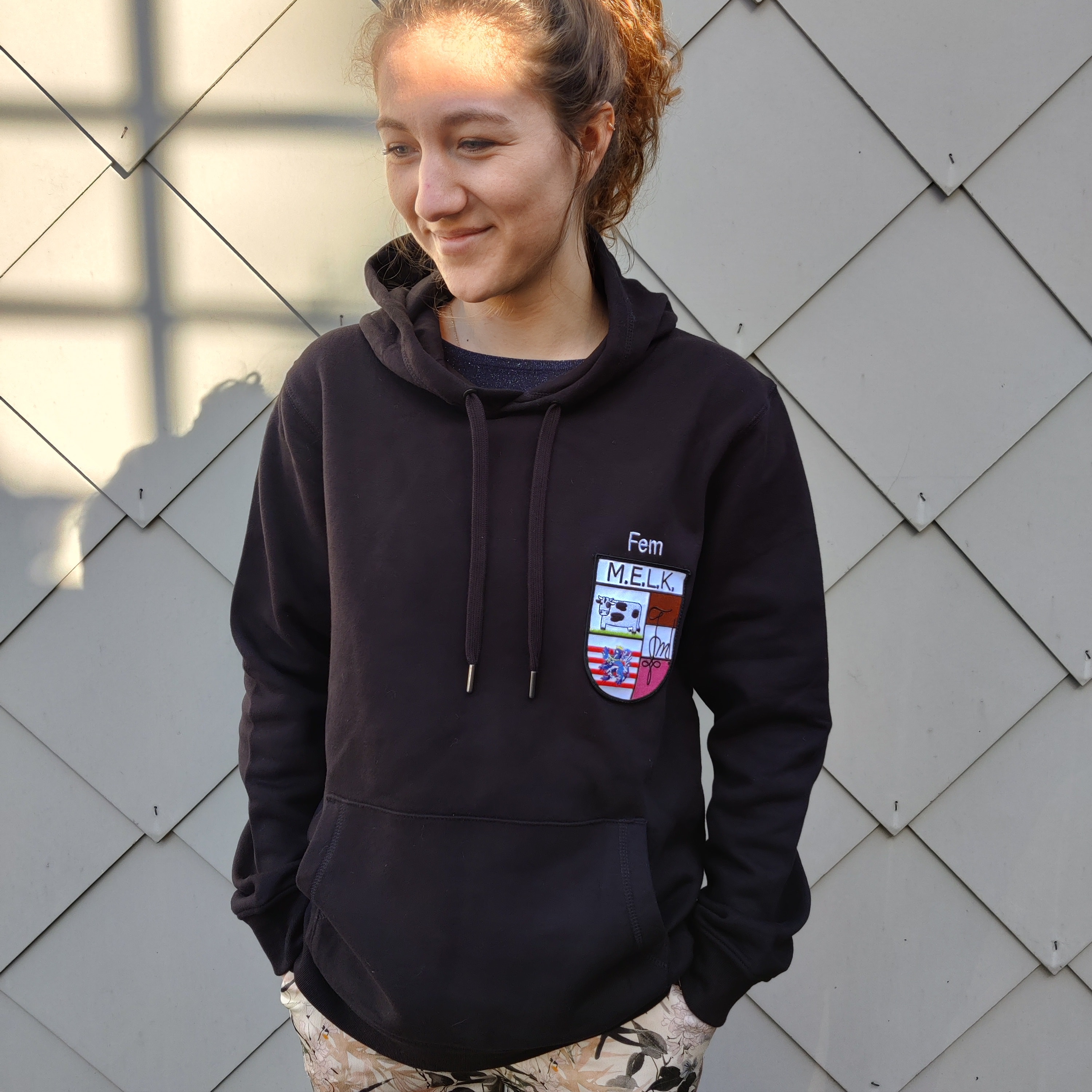 hoodie met geborduurd schild merchandise M.E.L.K.