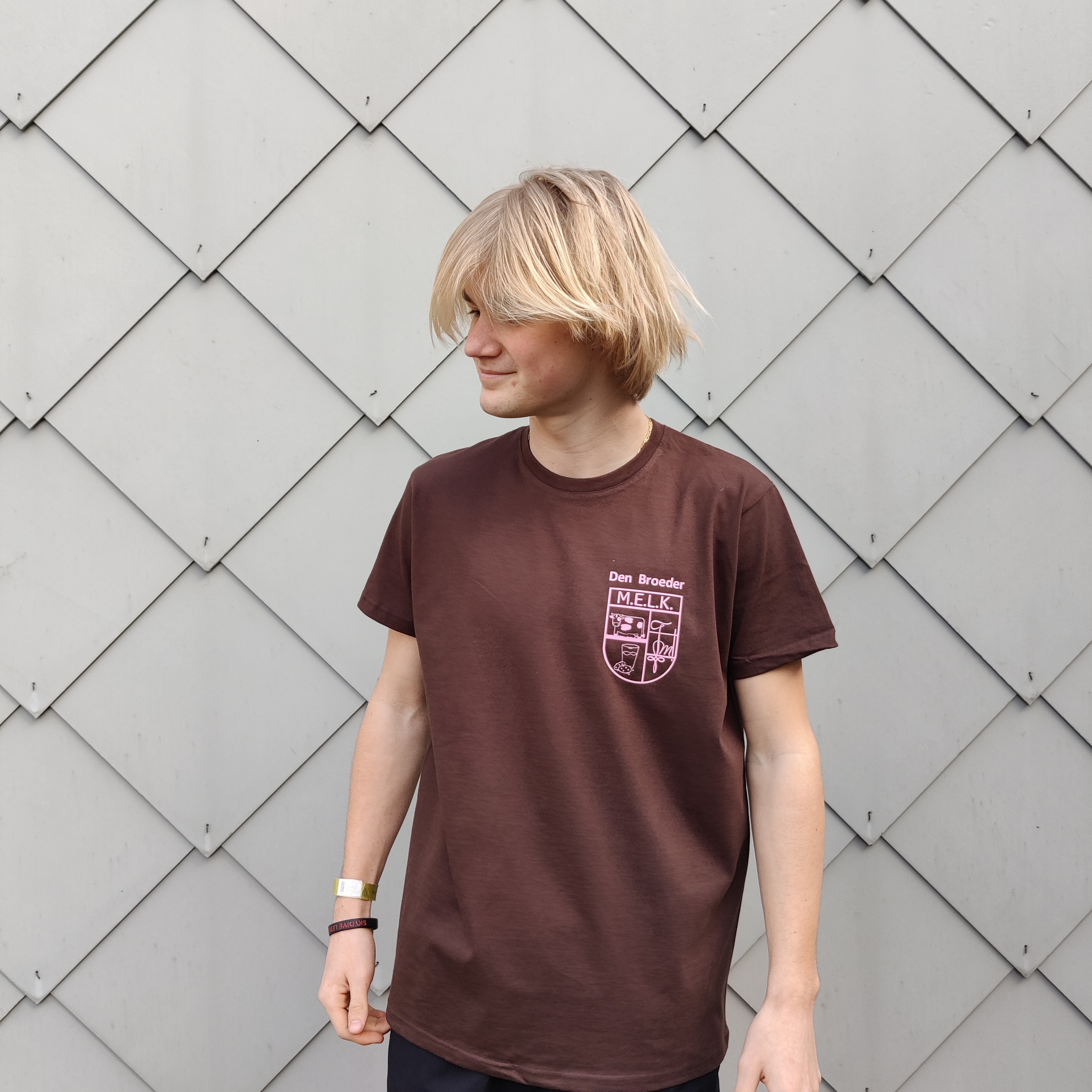 t-shirt studentenclub M.E.L.K. merchandise met schild